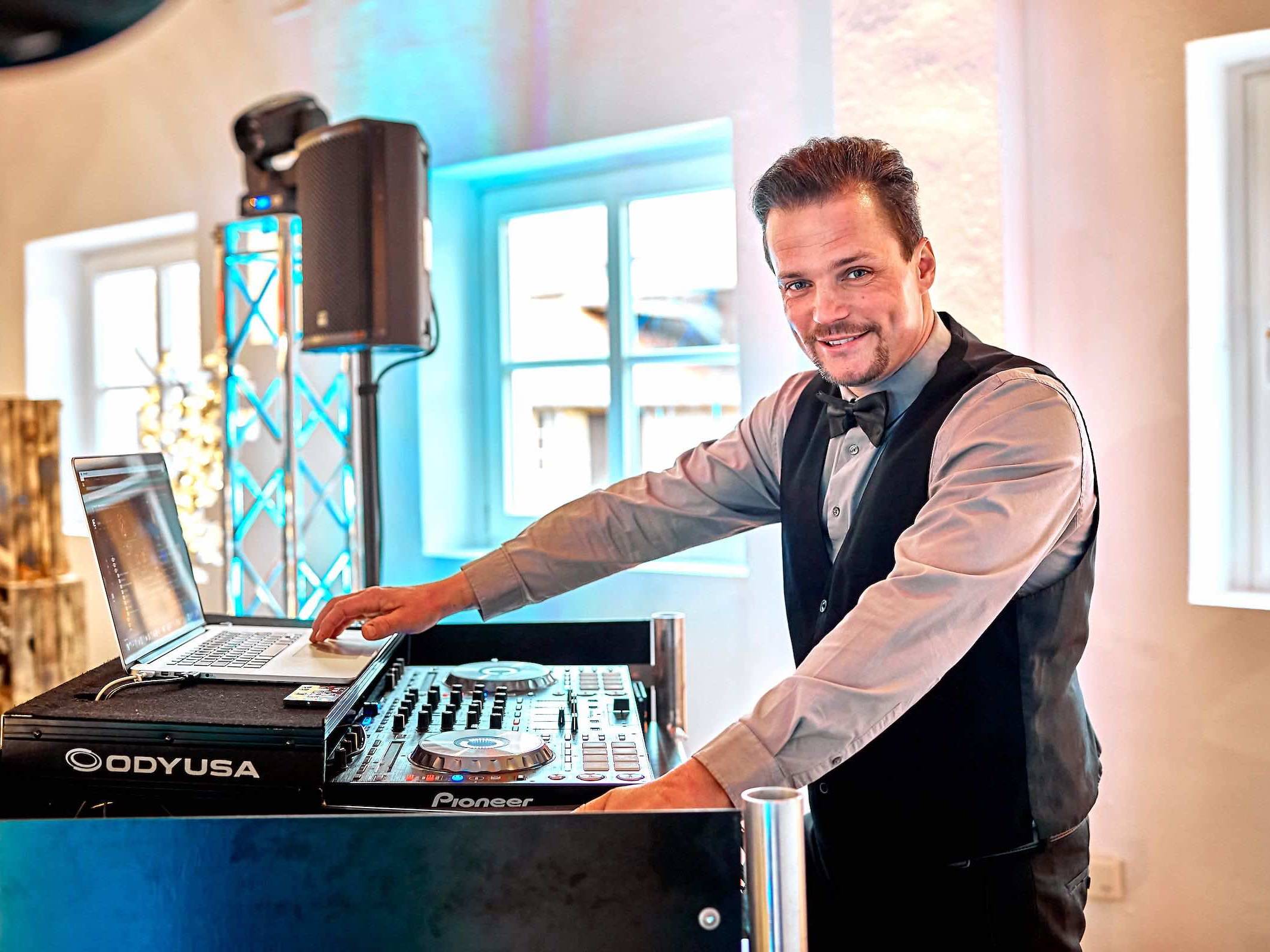 DJ | Hochzeit | Hamburg | Buchen | Discjockey | Marco | Messe | DJ | Bremen | DJ | Event | DJ | Geburtstag | DJ | Mieten | Anfragen | DJ | Service | DJ | Kosten | DJ | Agentur | Hamburgfeiert