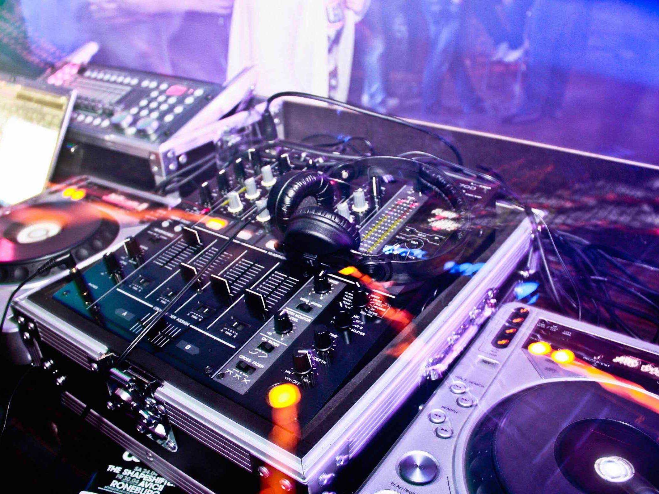 DJ | Hochzeit | Hamburg | Club | DJ | Geburtstag | DJ | Service | DJ | Agentur | Hamburg | DJ | Firmenfeier | DJ | Sommerfest | DJ | Weihnachtsfeier | Mieten | Buchen | Hamburgfeiert