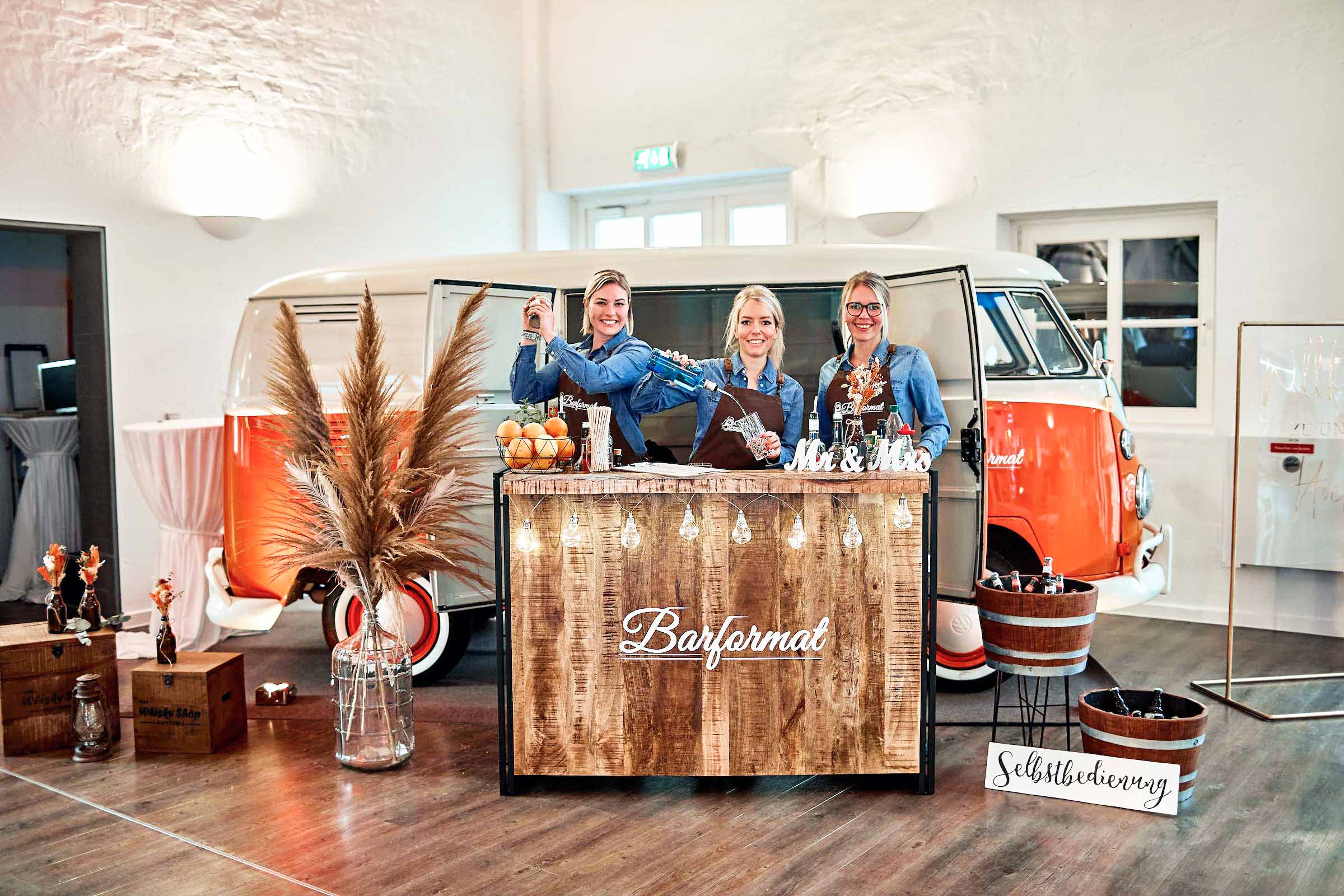 Mobile | Bar | Ape | VW | Bulli | Empfang | Hannover | Cocktailservice | Getränke | Catering | Foodtruck | Kuchen | Sektempfang | Standesamt | Barkeeper | Kellner | Hochzeit | Event | Hamburgfeiert