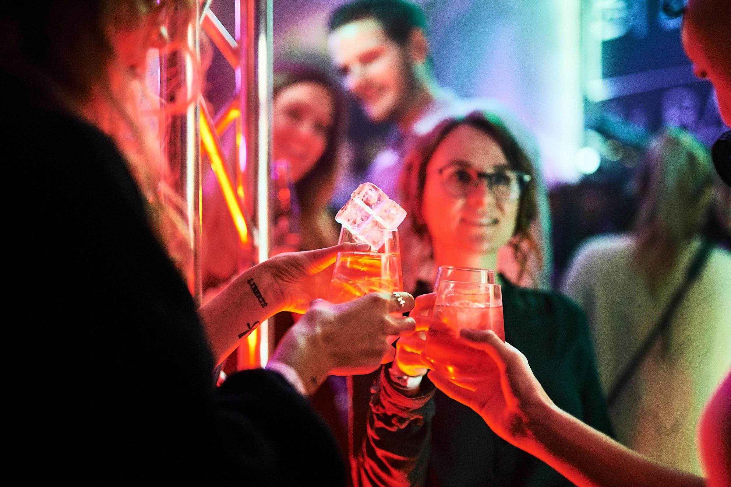 Barkeeper | Hamburg | Cocktailbar | Cocktails | Sektempfang | Buchen | Mieten | Geburtstag | Ape | VW | Bar | Getränke | Catering | Foodtruck | Ginbar | Weinbar | Sektbar | Kaffeebar | Messe | Cocktails | Hamburgfeiert