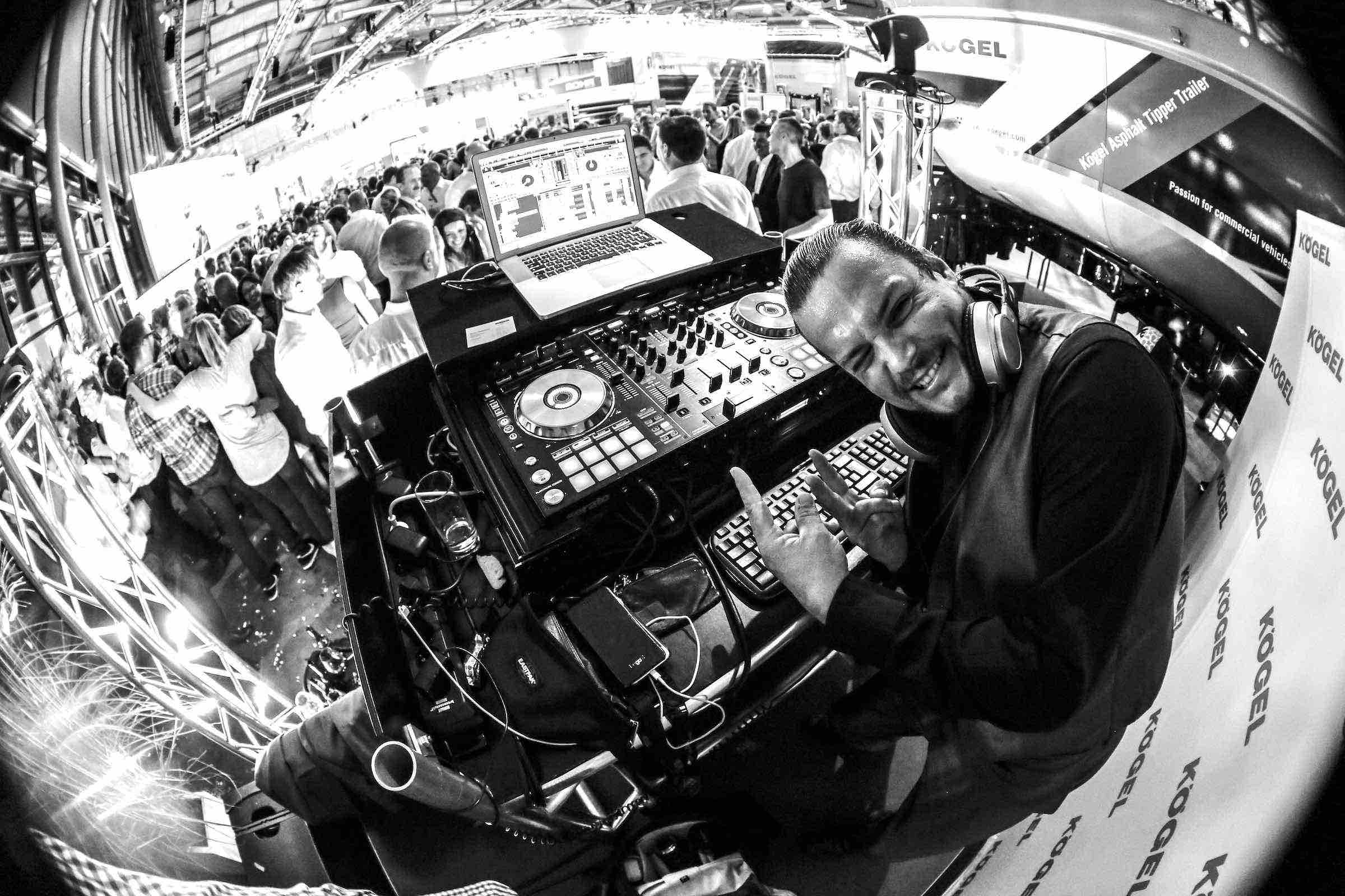 DJ | Firmenfeier | Mieten | DJ | Hamburg | Marco | Kern | DJ | Hochzeit | Messe | DJ | Event | DJ | Geburtstag | DJ | Hamburg | Betriebsfeier | DJ | Buchen | Discjockey | Mieten | DJ | Agentur | DJ | Hamburgfeiert