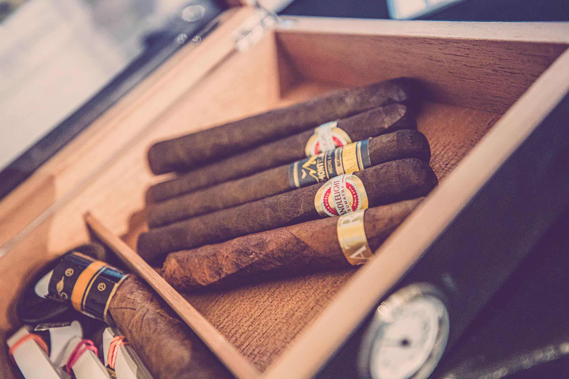 Zigarrendreher | Hamburg | Zigarrenroller | Zigarrenrollerin | Trocadero | Kaufen | Buchen | Mieten | Handgemacht | Zigarren | Fabrik | HerstellungChurchill | Robusto | Corona | Robusto | Banderole | Bauchbinde | Drehen | Tabak